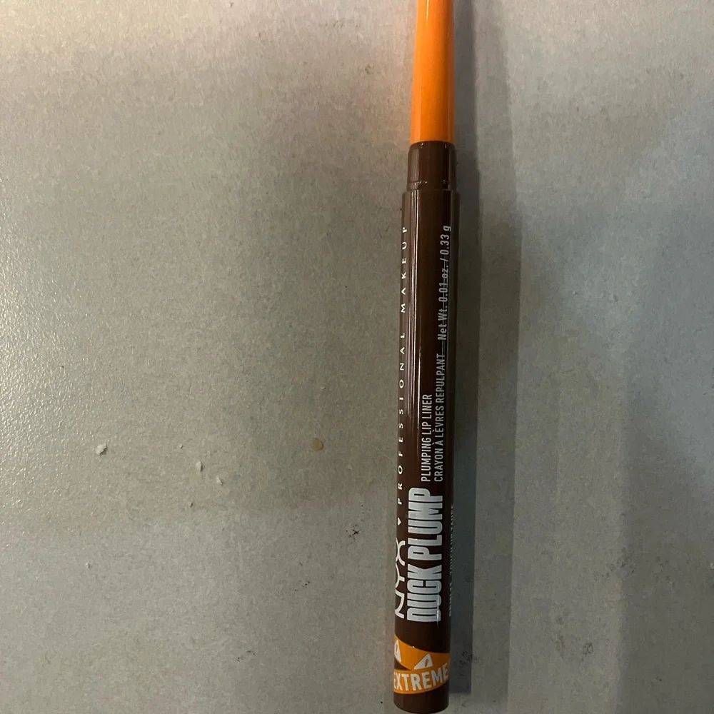 NYX Professional Makeup Duck Plump Retractable Plumping Lip Liner